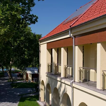 Konukevi Csenge Panzio Balatonszarszo